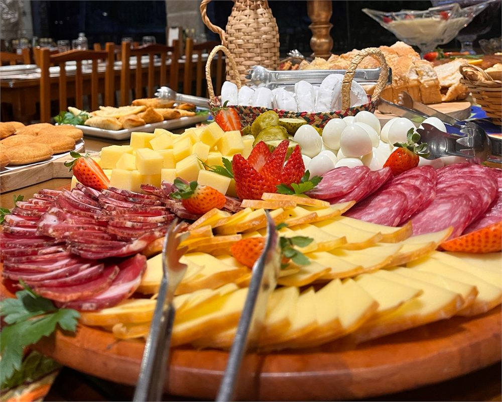 Mesa preparada para receber grupos e celebrações