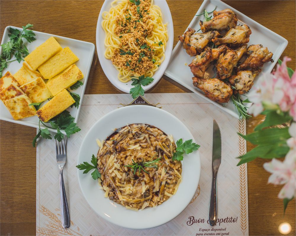 Pratos da sequência italiana servidos à mesa